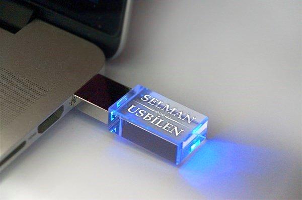 10. Kişiye Özel LED Işıklı Akrilik USB Bellek