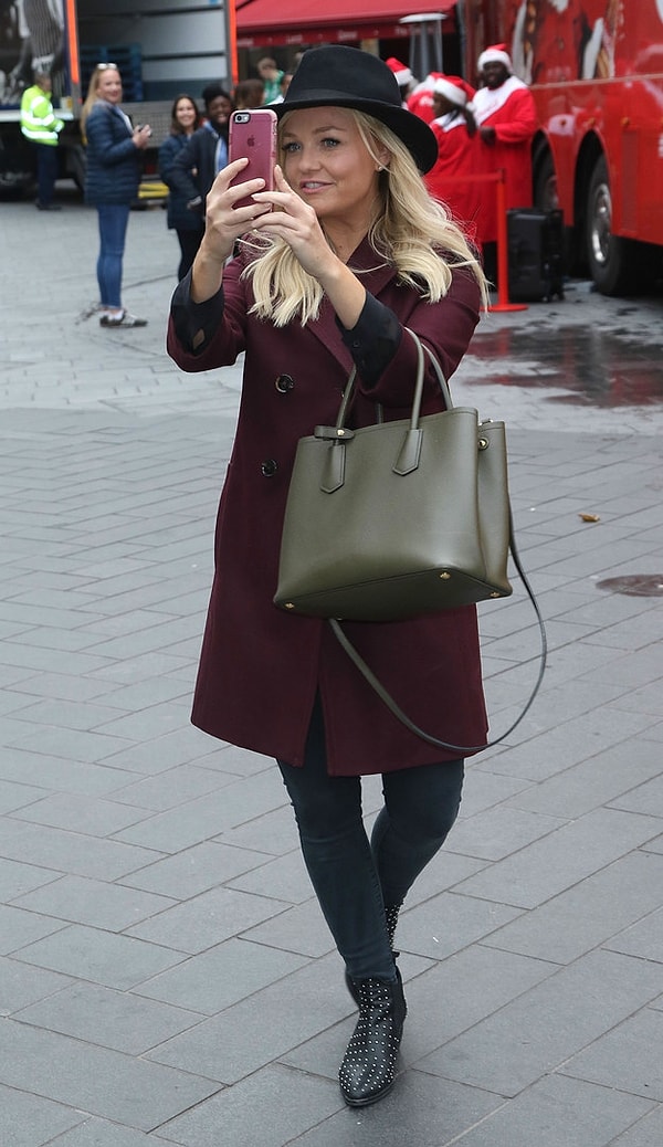 Погодите-ка! Стоп. Это что грузовик «Кока-Колы»??? Я очень-очень-очень хочу сделать с ним селфи.