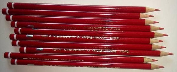 12. Başlıkları itina ile yazdığımız, bazen de fazla açık renkte yazmasından yakındığımız kırmızı kalemler.