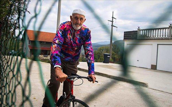 Bisiklet sürmenin insanı sakinleştirdiğini söyleyen Mehmed Amca, bisiklet sürdüğü sürece sorunlarını tamamen aklından çıkardığını, zihnini rahatlattığını belirtiyor.