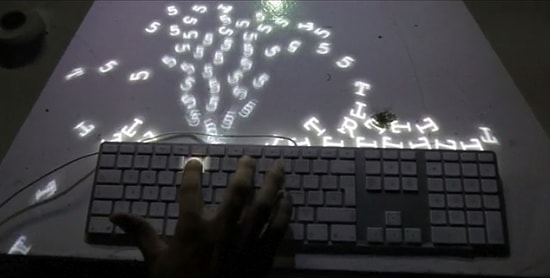 Tuşlara Basmak Hiç Bu Kadar Eğlenceli Olmamıştı! Klayveye Her Basıldığında Fırlayan Sihirli Harfler