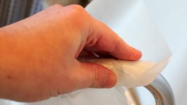 2. Su ve deterjan lekelerinden kurtulmak için musluklarınızı yağlı kağıtla ovun.