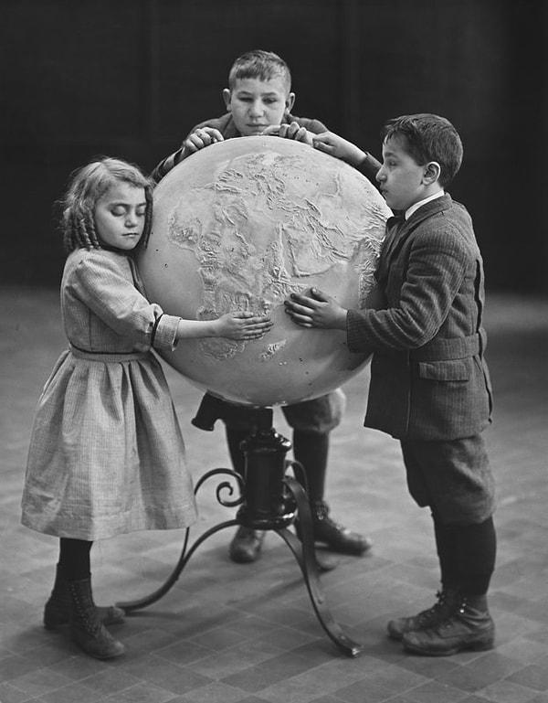 Kabartmalı Dünya haritasını inceliyorlar - 1914