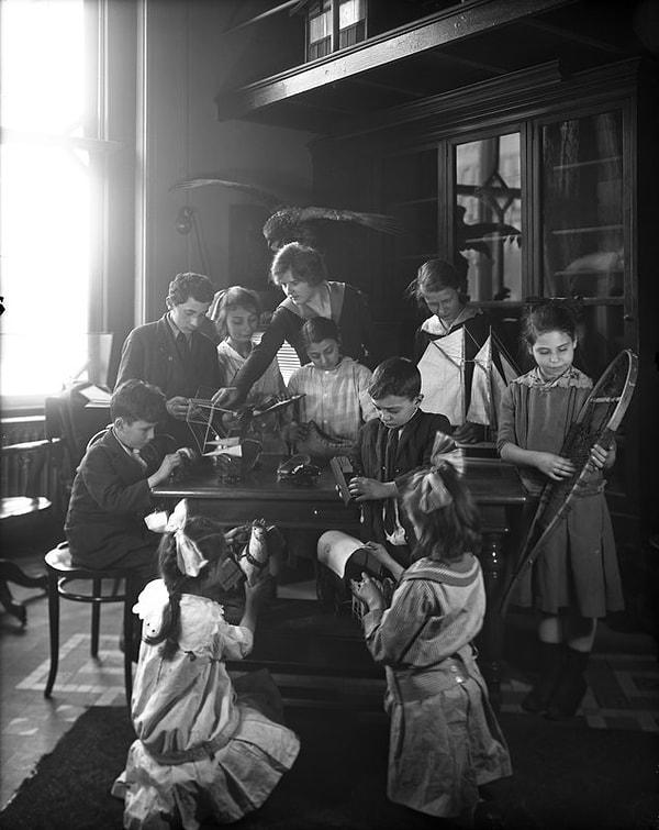 Çocuklar eğitim alırken - 1917