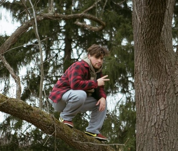 Когда вы идете в тот же бар, куда она якобы пошла с подружками. И она вас замечает... с подружками