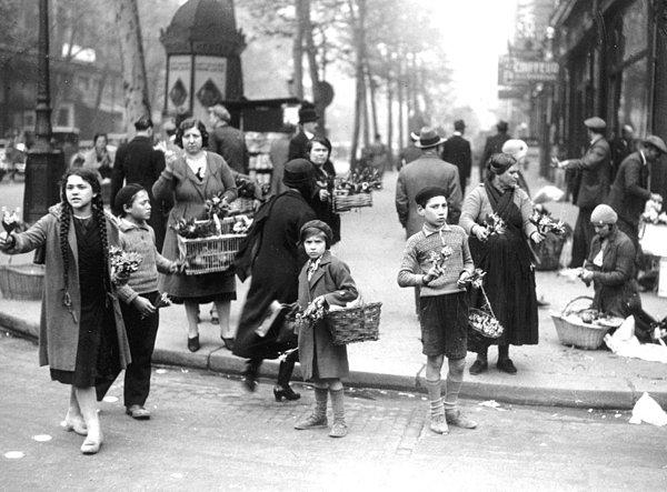 4. 1930 yılında Paris sokaklarında çiçek satan çocuklar.
