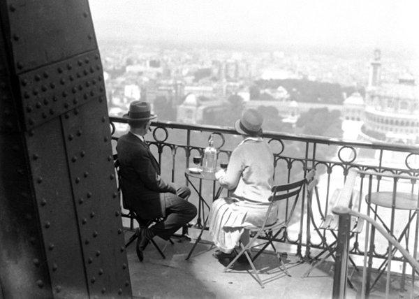 5. 1928 yılında Eiffel Kulesi'nde şarap içen çift.