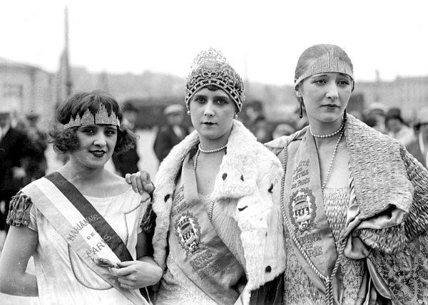 7. Ağustos 1926'da Paris güzeli seçilen Mlle Marie Simonne arkadaşlarıyla birlikte.