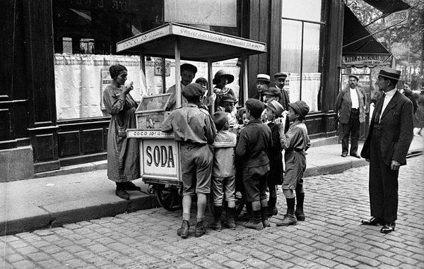 9. 1925 yılında çocuklara gazoz ve dondurma satan sokak satıcısı.