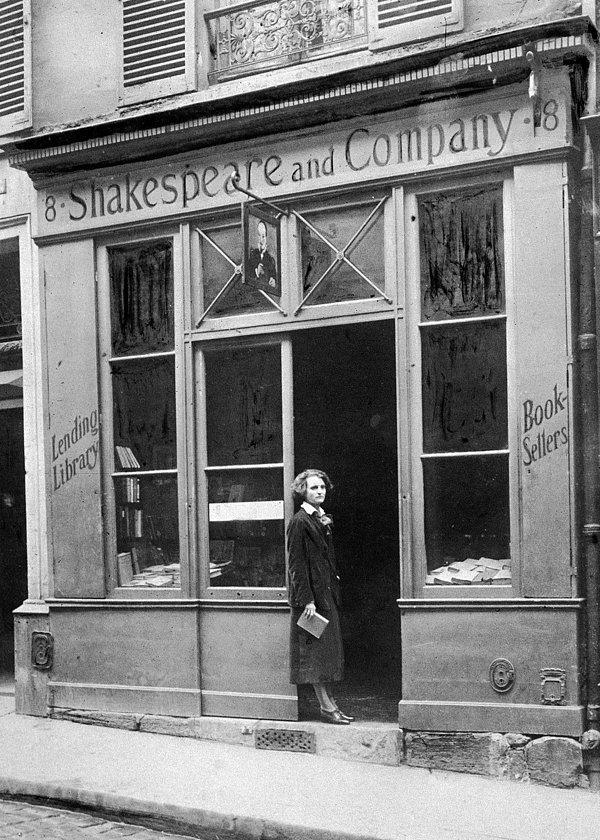 10. Amerikalı yayıncı Sylvia Beach, sahibi olduğu “Shakespeare & Company” isimli kitapçının önünde.