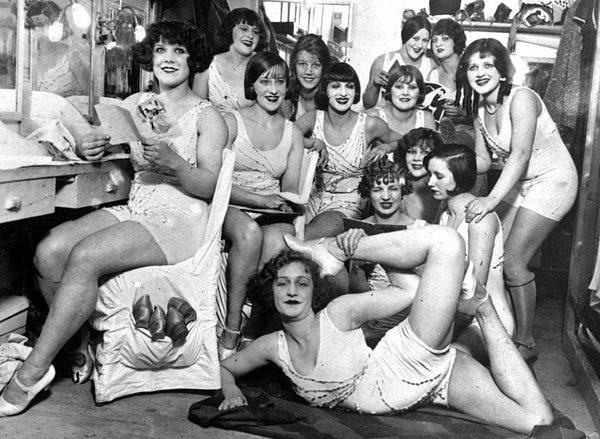 18. Şubat 1924'te “The Hoffman Girls” grubu, Moulin Rouge'da sergileyecekleri gösterinin öncesinde.