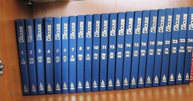 16. Bilginize bilgi katıp okumayı bitirdikten sonra, ansiklopedi en üst raftaki yerine alfabetik sıraya göre yeniden yerleştirilir.