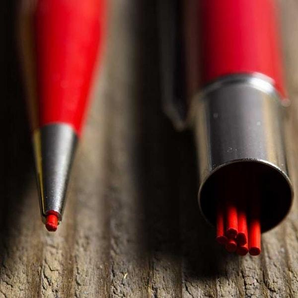 61. Kırmızı kurşun kalem yerine kırmızı uçlu basmalı kalem kullanmak.
