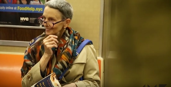 Bulaşıcı Etkiye Sahip Gülmeyi Tüm Metroyu Güldürmek İçin Kullanan Adam