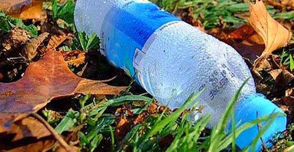 17. Özellikle okul çıkışlarında küçük pet şişelerin kapaklarını delerek su savaşı yapmak.