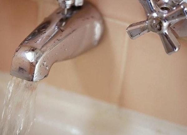 23. Küveti sıcak suyla doldurmak ya da sıcak suyu biraz açık tutarak yüzeyleri yumuşatıp; banyo temizliğini kolaylaştırabilirsiniz.