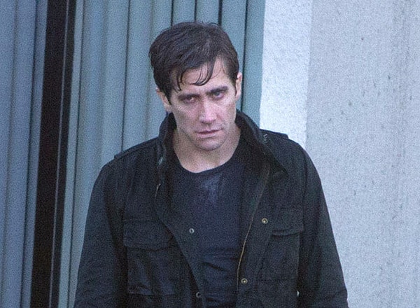 2. К тому же автобус изрядно опоздал, а водитель еще и отпускает шутки по поводу мерзкой погоды.