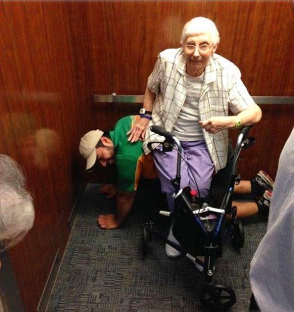 7. Beraber asansörde kaldıkları sürece yaşlı kadına canlı sandalye olan bu adam,