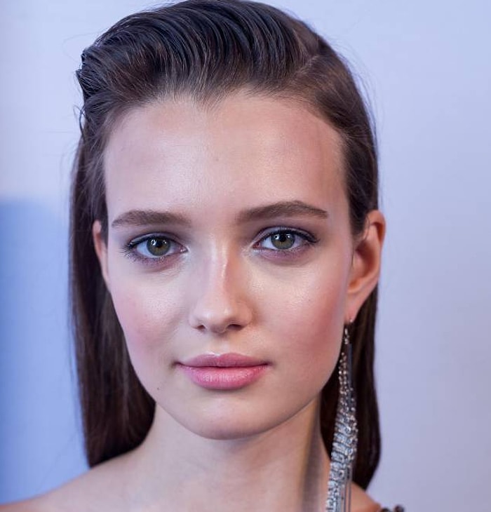 Islak Görünümlü Makyaj Tekniği: Strobing