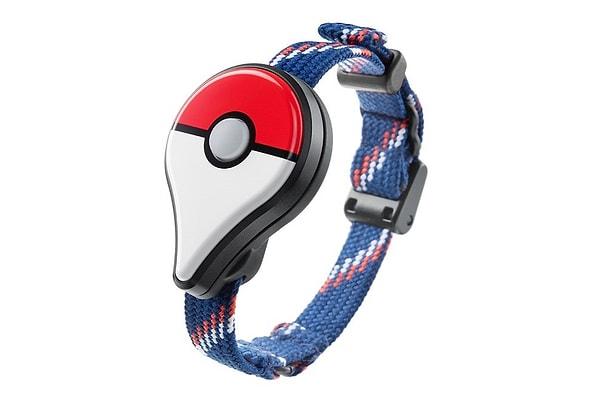 9. Diğer bir özellik ise, elinizde telefon, deli divane etrafta koşuşturmak istemiyorsanız eğer, Pokémon Go Plus adında bir aparat alabilirsiniz.