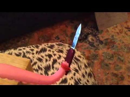 Etrafına Rastgele Bıçak Sallayarak Yakınına Kimseyi Yaklaştırmayan Kutu