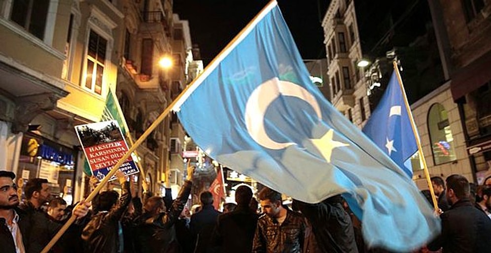 Rusya'yı Protesto Etmek İsteyen Ülkücüler Hollanda Konsolosluğu'na Yumurta Attı