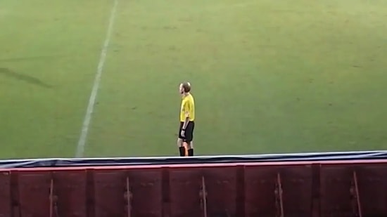 Tribünden Gelen Tezahürat ile Coşan Yan Hakem