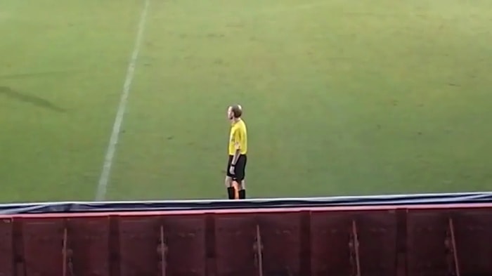 Tribünden Gelen Tezahürat ile Coşan Yan Hakem