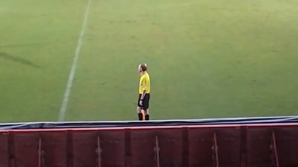 Tribünden Gelen Tezahürat ile Coşan Yan Hakem