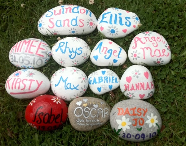 Камешки с пляжей и надписи на них
