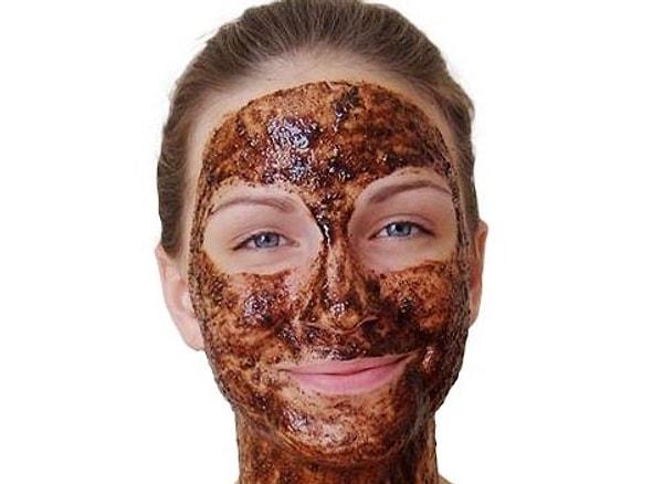 3. Kahve telvesini maske olarak kullanmayı deneyin. 2-3 kullanımda cildinizin daha parlak ve canlı olduğunu göreceksiniz...