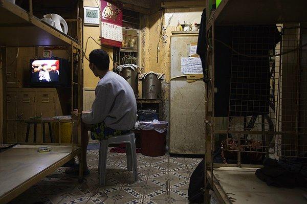 9. Dairesinde televizyon izleyen Hong Konglu bir adam.