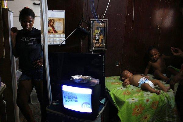 11. Rio de Janeiro'nun Nova Tuffy bölgesinde bir çocuk bakıcısı ve açık bir televizyon.