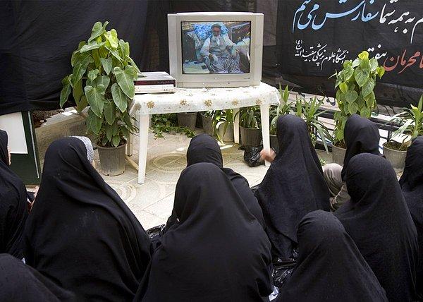 17. İran'ın başkenti Tahran'da toplu halde televizyon izleyen kadınlar.