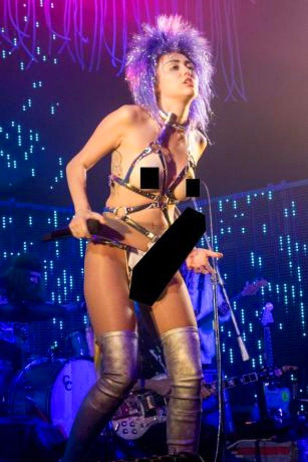 Bizim biricik Hannah Montana'mız sahneye bu defa da yapma meme ve penis ile tamamladığı bir kostüm ile çıktı.