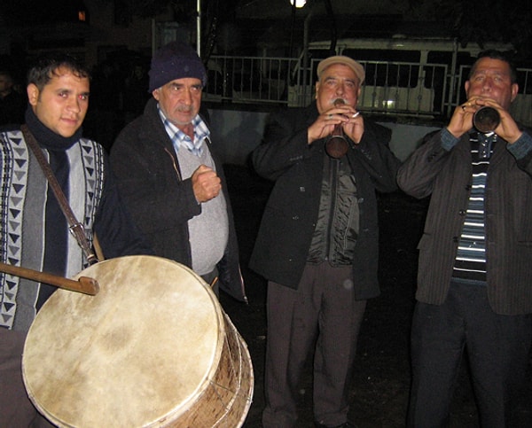 8. Kızı gönlüne bırakırsan ya davulcuya kaçar ya zurnacıya.