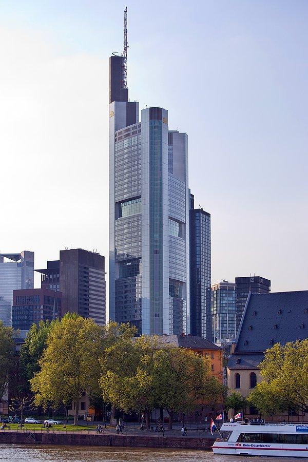 6. Commerzbank Tower (Frankfurt, Almanya)