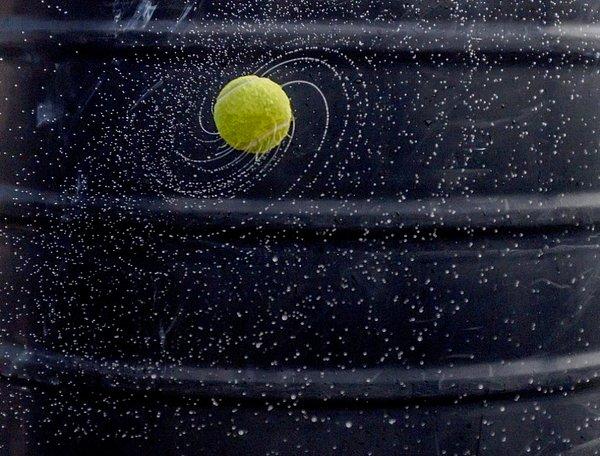 2. Samanyolunda bir tenis topu