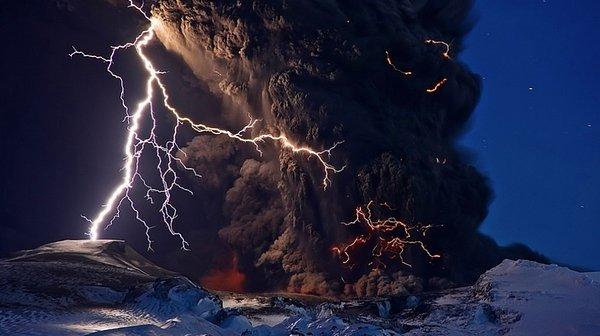 12. İzlanda'da yanardağ patlaması