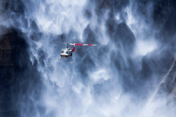 34. Yosemite Şelalesi dolaylarında bir helikopter