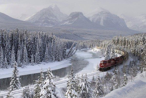 39. Morant’s Curve'de bir yük treni, Kanada