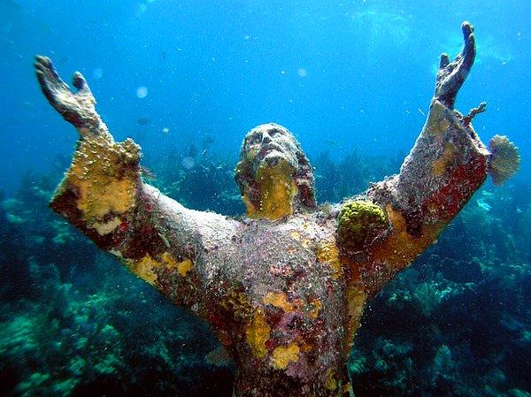 61. Atlas Okyanusu'nda mercanlarla kaplanmış İsa heykeli, ABD