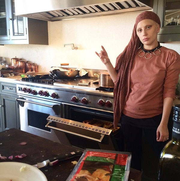 4. Леди Гага попробовала себя в роли заправского шеф-повара.