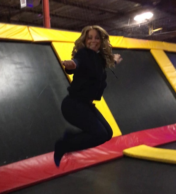 7. Мэрайя Кэри решила попрыгать.