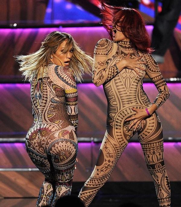 1. Gecenin açılışı, Jennifer Lopez'in Anaconda şarkısı eşliğinde yaptığı süper bir dans gösterisiyle başladı.