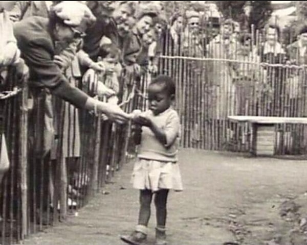 Afrikalılar, Kızılderililer, Aborjinler gibi topluluklardan tutsak edilen insanlar sanki birer hayvanmışçasına Avrupalılar tarafından hapsedilerek seyrediliyordu. Görseli