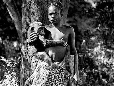 Bir insan daha ne kadar aşağılanabilir derken Amerikalılar onu 1906'da Bronx Hayvanat Bahçesi'nde maymun ve orangutanlarla aynı kafese attı.