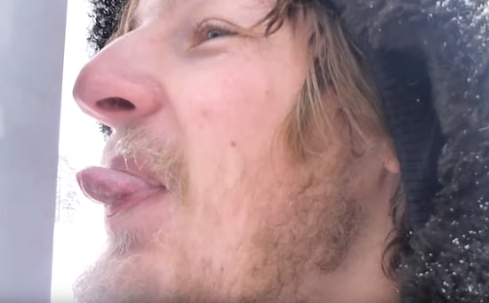 -15ºC Soğukta Lamba Direğini Yalarsanız Ne Olur?