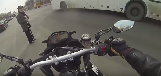 Araçların Arasında Sıkışıp Kalan Yaşlı Adamı Yolun Karşısına Geçiren Motosikletli