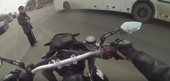 Araçların Arasında Sıkışıp Kalan Yaşlı Adamı Yolun Karşısına Geçiren Motosikletli